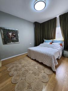 1 dormitorio con cama y alfombra en The house of love, en Meitar