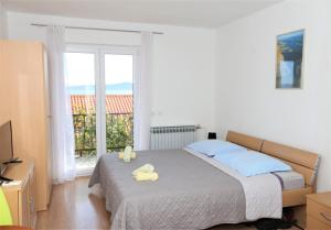 a bedroom with a bed with two towels on it at Apartments Mare in Brela