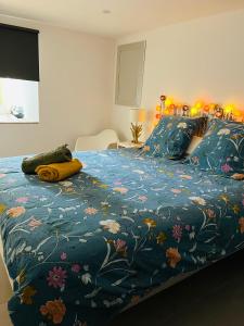 - un lit avec une couverture bleue et des fleurs dans l'établissement Nouveau cabanon L ilette vue mer calanque de Niolon, à Le Rove