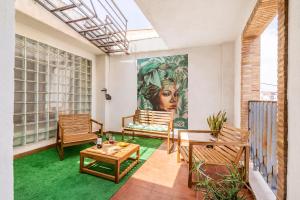 uma sala de estar com um quadro na parede em Grand Villa em Valência