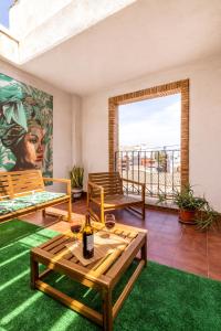 ein Wohnzimmer mit einem Tisch und Weingläsern in der Unterkunft Grand Villa in Valencia