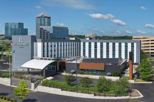 eine Luftansicht eines Gebäudes in einer Stadt in der Unterkunft Renaissance Minneapolis Bloomington Hotel in Bloomington