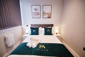 Una cama o camas en una habitación de Pluxa Jade - Prime Harrow, Work Desk & WiFi