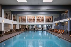 Bazén v ubytování Renaissance Minneapolis Bloomington Hotel nebo v jeho okolí