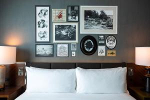 Postel nebo postele na pokoji v ubytování Renaissance Minneapolis Bloomington Hotel
