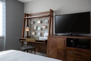 TV a/nebo společenská místnost v ubytování Renaissance Minneapolis Bloomington Hotel