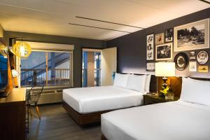 Postel nebo postele na pokoji v ubytování Renaissance Minneapolis Bloomington Hotel