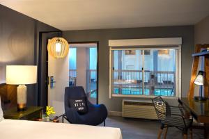Bazén v ubytování Renaissance Minneapolis Bloomington Hotel nebo v jeho okolí