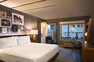 Postel nebo postele na pokoji v ubytování Renaissance Minneapolis Bloomington Hotel