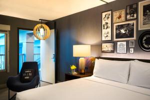 Postel nebo postele na pokoji v ubytování Renaissance Minneapolis Bloomington Hotel