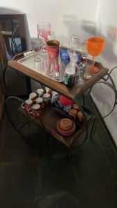 einen Tisch mit Brille und anderen Gegenständen darauf in der Unterkunft Pousada Plantar e Cuidar in Santa Cruz do Escalvado