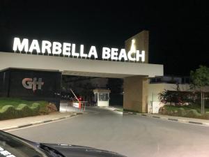 ein Auto, das vor einem marbella Beach Schild parkt in der Unterkunft Appartement de vacances piscine in Mohammedia