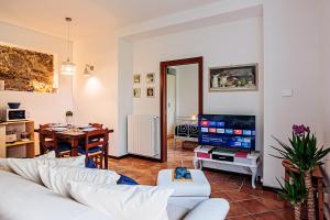 uma sala de estar com um sofá branco e uma mesa em La Suite del Castello em Belgirate