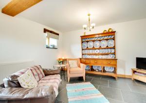 a living room with a couch and a tv at Crud y Werin in Llandderfel