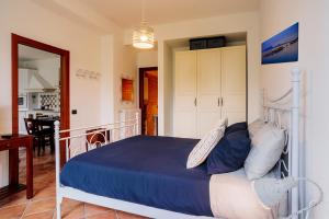 um quarto com uma cama com um edredão azul em La Suite del Castello em Belgirate