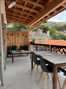 d'une terrasse avec des tables et des chaises et un toit en bois. dans l'établissement Villa La calanquaise, à Le Rove