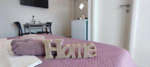 Una cama con una manta rosa con la palabra pelo en Rooms Lucky, en Makarska