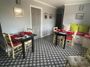 - une salle à manger avec une table et des chaises dans l'établissement Saorsa House Culross, à Fife