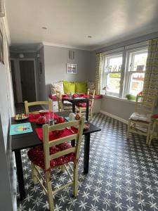 - une salle à manger avec une table à manger et des chaises dans l'établissement Saorsa House Culross, à Fife
