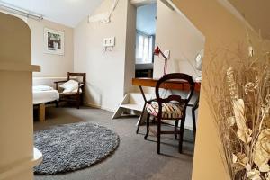 Zimmer mit einem Schreibtisch, einem Stuhl und einem Bett in der Unterkunft #Le Maillard #Grand F2 #Hyper Centre in Brive-la-Gaillarde