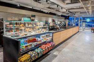 une boulangerie avec une vitrine remplie de beaucoup de nourriture dans l'établissement Aloft Philadelphia Downtown, à Philadelphie