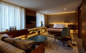 Uma TV ou centro de entretenimento em Hotel Fasano Sao Paulo Itaim