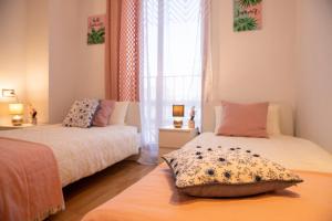 sypialnia z 2 łóżkami i oknem w obiekcie Grand Villa w Walencji