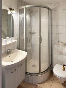 bagno con doccia e lavandino di Haus *Üüs Aran* Wohnung Nr. 2 a Wittdün