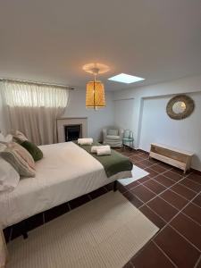 ein Schlafzimmer mit einem Bett und ein Wohnzimmer in der Unterkunft Coast Beach Apartment - Praia da Areia Branca in Praia da Areia Branca