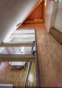 Camera con 2 letti a castello e pavimento in legno. di Horský apartmán s výhledem na Lysou horu a Rokytnice nad Jizerou