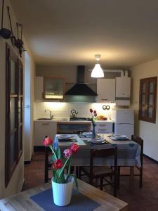 eine Küche mit einem Tisch und Stühlen sowie ein Esszimmer in der Unterkunft Quiet and Cozy home with Wi-Fi CASA PREARINO in Vernazza