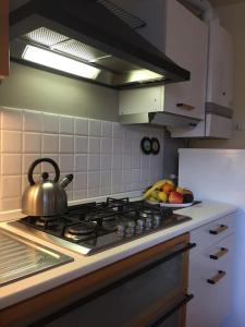 eine Küche mit einem Wasserkocher auf dem Herd und einer Schale mit Obst in der Unterkunft Quiet and Cozy home with Wi-Fi CASA PREARINO in Vernazza