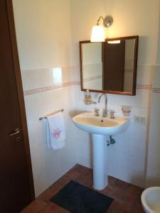ein Bad mit einem Waschbecken und einem Spiegel in der Unterkunft Quiet and Cozy home with Wi-Fi CASA PREARINO in Vernazza