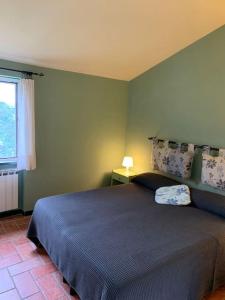 ein Schlafzimmer mit einem großen Bett in einem Zimmer mit einem Fenster in der Unterkunft Quiet and Cozy home with Wi-Fi CASA PREARINO in Vernazza