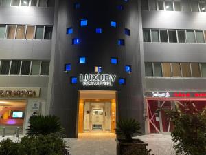 普拉托HotelLuxuryPrato的一座建筑,上面标有阅读豪华酒店的标志