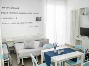 uma sala de estar com uma mesa e um sofá em Residenza Clelia Riccione em Riccione