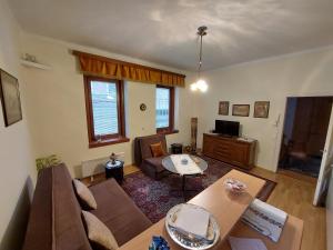 sala de estar con sofá y mesa en Apartment Honey Free Parking en Sarajevo