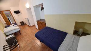 Poggio NativoB&B In Sabina的一间有一张床和一把椅子的小房间