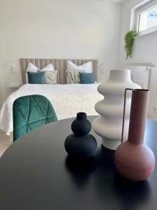 deux vases assis sur une table dans une chambre dans l'établissement Wanderlust Petrisberg - Studio 53, à Trèves