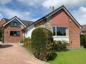 een huis met een baksteen bij The Hideaway-Sharples-Bolton in Bolton