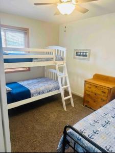- une chambre avec 2 lits superposés et un ventilateur de plafond dans l'établissement Cozy Canadian Lakes Cottage, à Stanwood