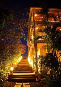 una escalera que conduce a un edificio con luces en A Stone's Throw Away, en Nassau