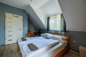 una camera da letto con un grande letto e una finestra di Orchidea Apartman a Balatonkenese