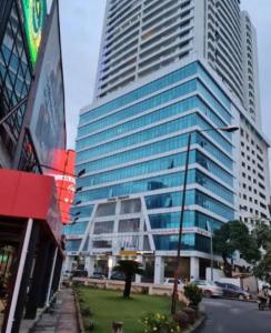 un grande edificio alto con un parco di fronte di RB studio apartment with free Wi-Fi a Dar es Salaam