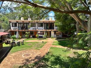 una casa con un patio e un cortile di LA VILLA DE LA ABUELA a San Cristóbal de Las Casas