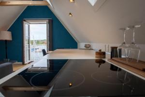 une salle à manger avec une table en verre et une fenêtre dans l'établissement Sunset Penthouse, à Sønderborg