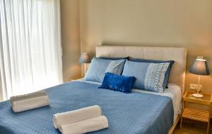 1 dormitorio con cama azul y almohadas azules en Sitia Bay View Villa Apartment, en Sitia