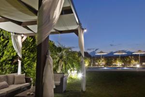 - un espace extérieur avec un canapé et une tente dans l'établissement Callista Luxury Residences, à Ierápetra