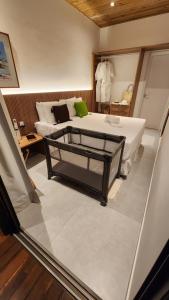 ein Schlafzimmer mit einem großen Bett und einem Spiegel in der Unterkunft Milagres Hospedagens - Cobertura Rota 206 - Capela & Praia in São Miguel dos Milagres + 45 Fotos