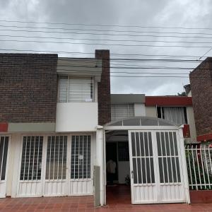 une maison avec une porte blanche devant elle dans l'établissement CASA BLANCA, à Sogamoso